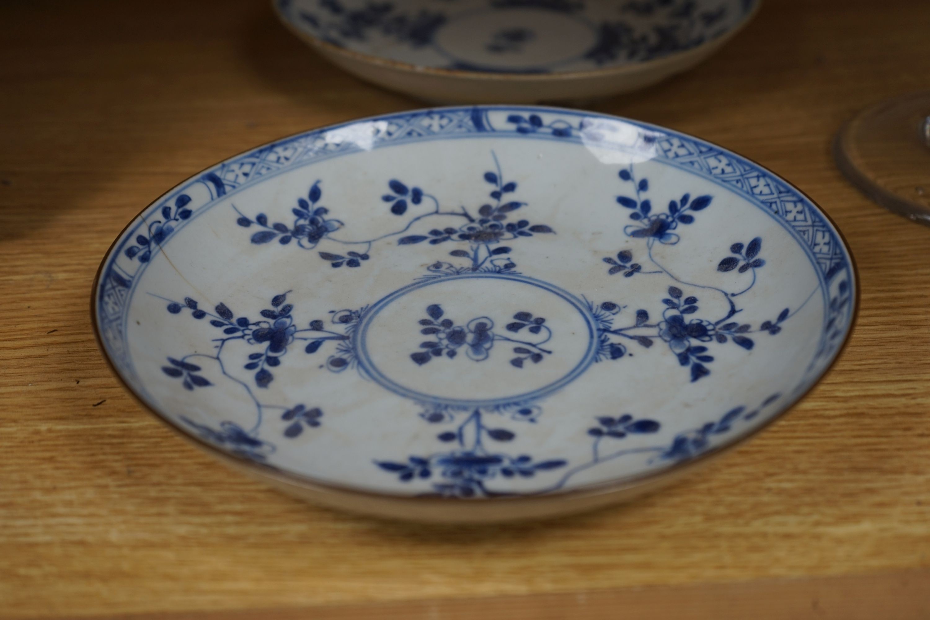 Two Chinese Kangxi blue and white dishes 22cm